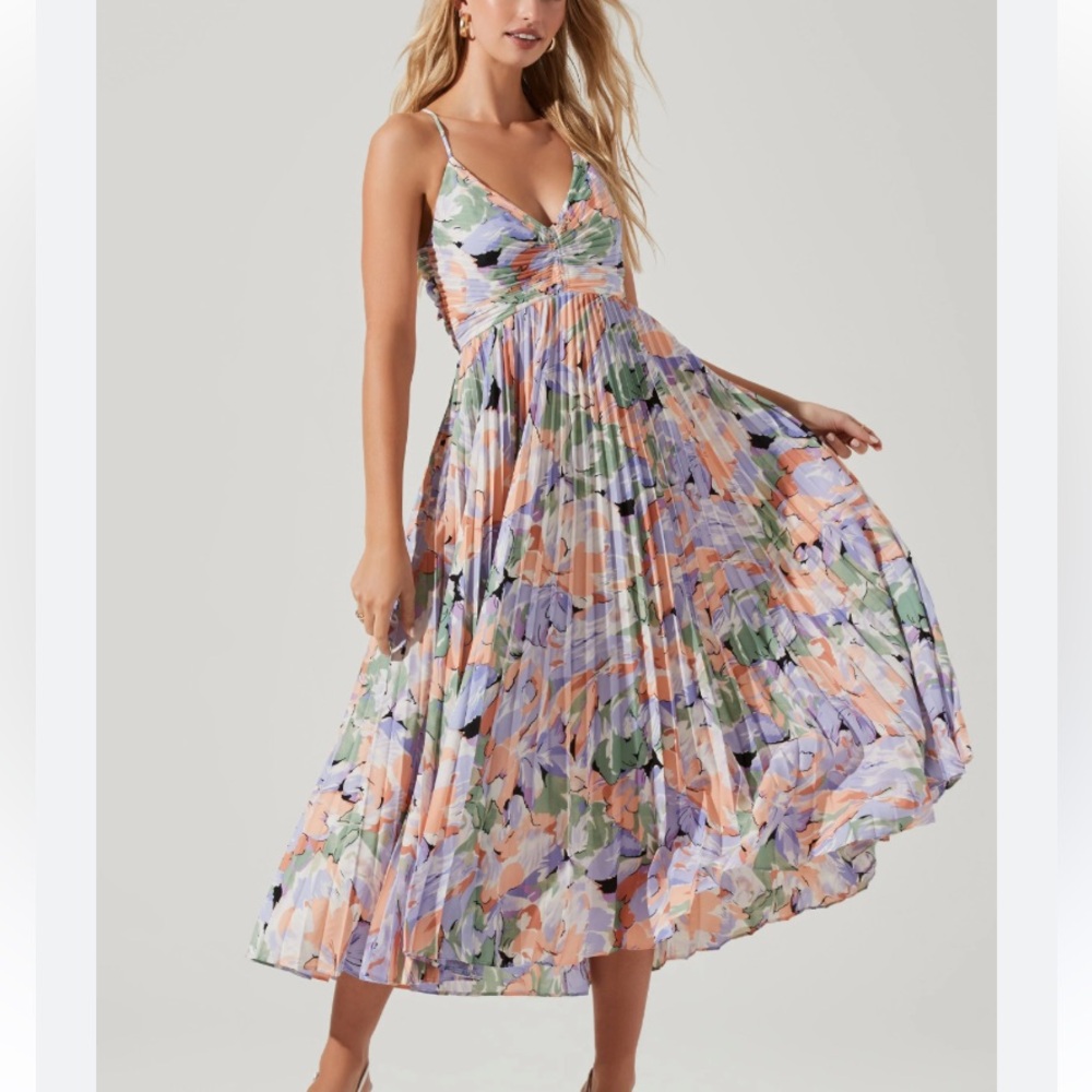 ASTR THE LABEL BLYTHE FLORAL PLISSE MIDI DRESS PURPLE MEDIUM